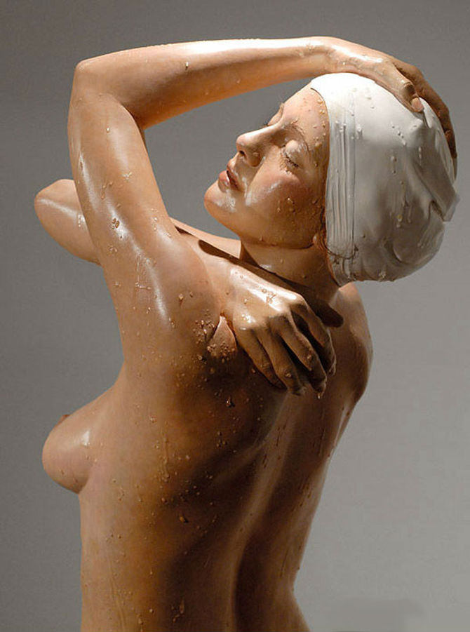 American-Hyper-realist-sculptor-Carole-Feuerman_(16)