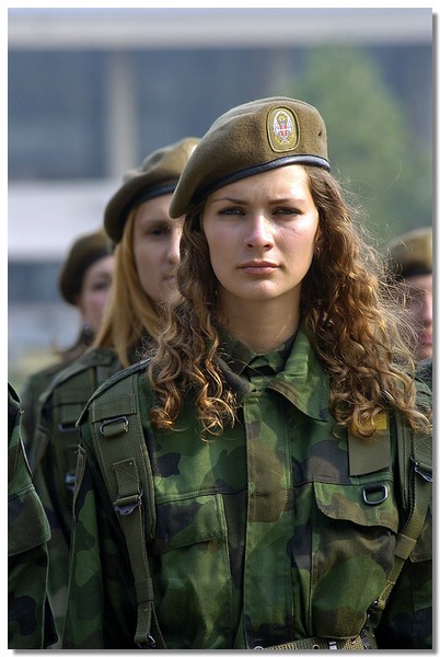 Soldatessa serba (Fonte: www.miliwoman.com)