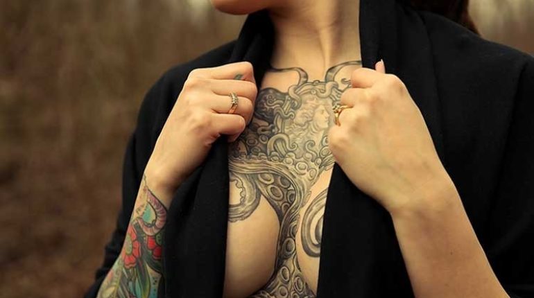 Tatuaggi e piercing favoriscono l’attività sessuale?